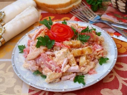 Салат с ветчиной и помидорами