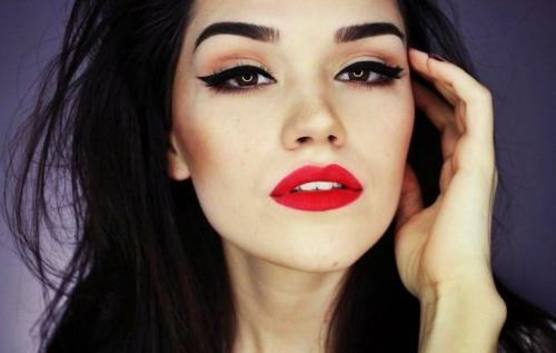 Естественный макияж для брюнеток. Как сделать легкий макияж для брюнеток: подбираем неотразимый образ