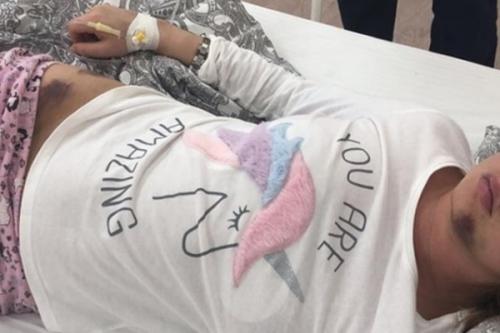 Лена Миро ратаковски. Два года назад МакSим уже планировала уходить со сцены из-за неважного самочувствия, но при этом продолжала выступать и записывать песни. Вчера же ее менеджмент заявил, что ситуация стала критической, и певице срочно требуется лечение.