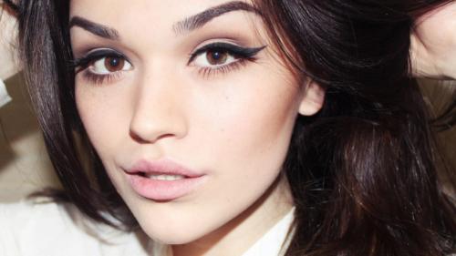 Естественный макияж для брюнеток. Как сделать легкий макияж для брюнеток: подбираем неотразимый образ