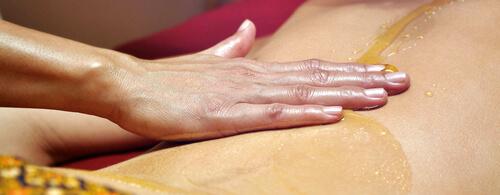 Чем полезен медовый массаж. Что такое медовый массаж