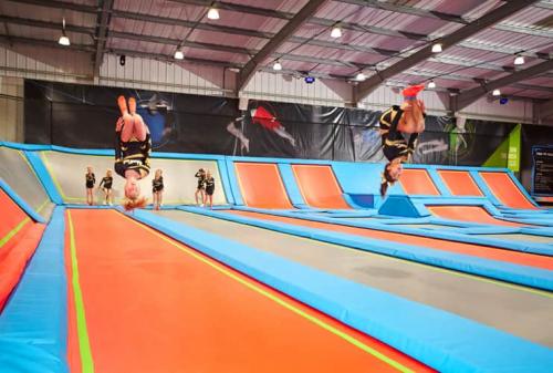 Занятия для похудения на батуте. Действительно можно ли похудеть, прыгая на батуте? 04 Занятия для похудения на батуте. Действительно можно ли похудеть, прыгая на батуте? 04