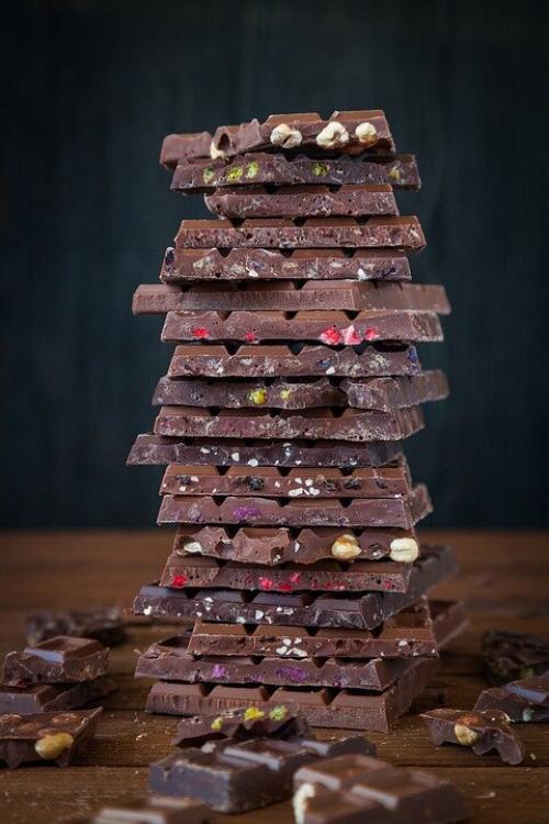 Какие конфеты менее калорийные. Для сладкоежек. Что менее вредно: карамель или шоколад?