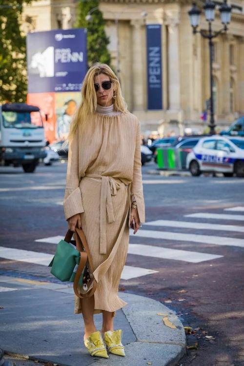 Туфли под бежевое платье. С чем носить бежевое платье, чтобы выглядеть не банально