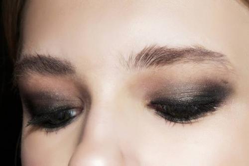 Макияж под блестящее платье. Как сделать макияж под серое платье?