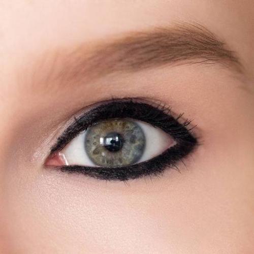 Макияж глаз под пудровое платье. Макияж к бежевому платью: оттенки и техники