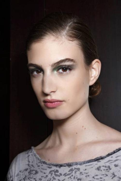 Макияж под блестящее платье. Как сделать макияж под серое платье?