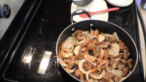 С чем подавать тушеную капусту. Вкусная тушеная капуста с мясом