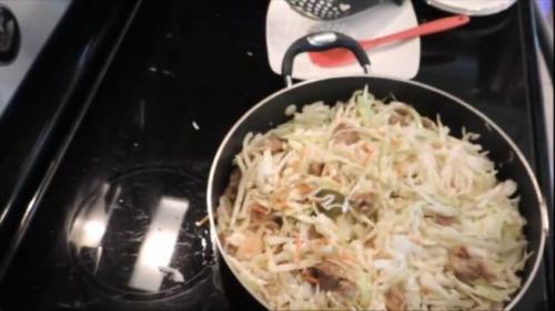 С чем подавать тушеную капусту. Вкусная тушеная капуста с мясом