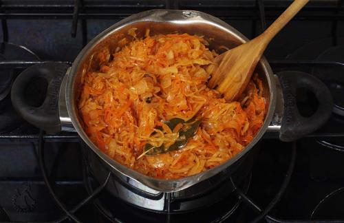 Тушеная квашеная капуста. Как приготовить тушеную квашеную капусту — рецепт классический из кислой капусты с пошаговыми фото