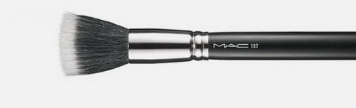 Как наносить тональный крем скошенной кистью. Какие есть виды