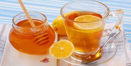 Вода с лимоном рецепт приготовления. Чудесные особенности приема теплой воды с лимоном натощак. Рецепт напитка