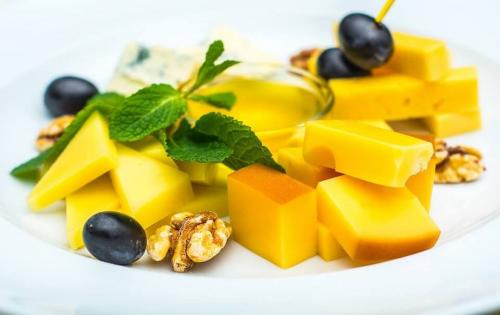 Можно ли есть сыр вечером на диете. Как правильно кушать сыр, если вы худеете? в закладки 1