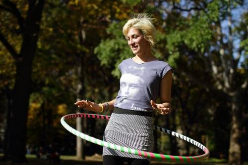 Сколько нужно крутить обруч, чтобы похудеть на 10 кг. Как помогает хулахуп убрать живот и бока