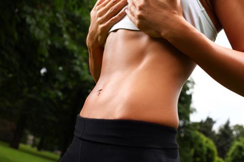 Почему у женщин грудь маленькая. Причины маленькой груди у девушек 02