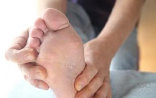 Почему на пальцах ног слезает кожа. Основные причины