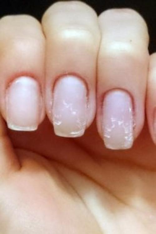 Почему не держится гель на ногтях. Почему отслаивается гель-лак от ногтей: причины и особенности