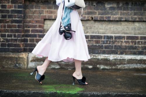 Мюли и броги. Мюли для Юли и броги для Гоги: 10 видов обуви, которая скажет про вас все. Уверены, хотя бы одна такая пара есть в вашем гардеробе 24 Мюли и броги. Мюли для Юли и броги для Гоги: 10 видов обуви, которая скажет про вас все. Уверены, хотя бы одна такая пара есть в вашем гардеробе 24