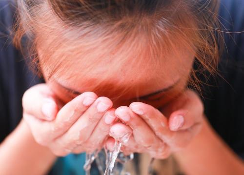 Как убрать опухшие глаза после слез быстро. Оказание первой помощи