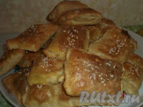 Пирожки из слоеного теста с колбасным сыром. Пирожки из слоеного теста с сыром и колбасой