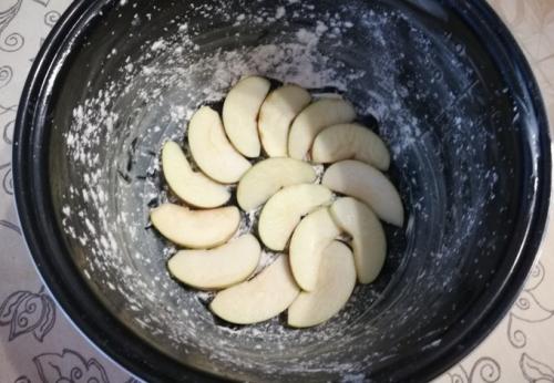 Шарлотка в мультиварке с содой. Пышная шарлотка в мультиварке с яблоками — классический рецепт