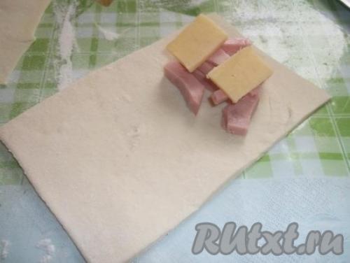 Пирожки из слоеного теста с колбасным сыром. Пирожки из слоеного теста с сыром и колбасой