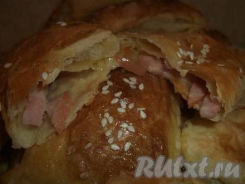 Пирожки из слоеного теста с колбасным сыром. Пирожки из слоеного теста с сыром и колбасой