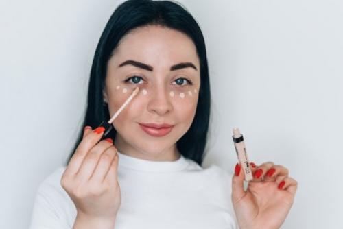 Как убрать тёмные круги под глазами с помощью косметики. Круги ада: учимся маскировать синяки под глазами