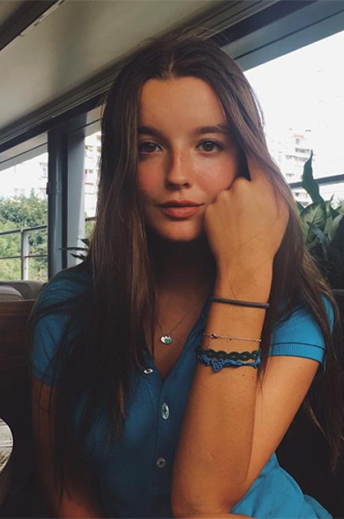 Екатерины стриженовой наряды. Екатерина Стриженова вышла в свет в платье с глубоким декольте и акцентом на талии 02