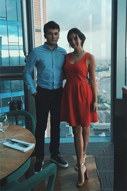 Екатерины стриженовой наряды. Екатерина Стриженова вышла в свет в платье с глубоким декольте и акцентом на талии 10