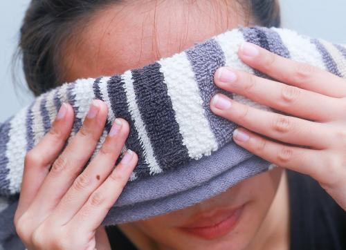 Как убрать опухшие глаза от слез быстро. Оказание первой помощи