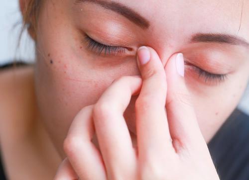 Как убрать опухшие глаза от слез быстро. Оказание первой помощи