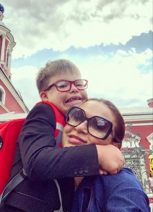 Эвелина блёданс сын семён александрович сёмин. Эвелина Бледанс отправилась вместе с сыном Семеном в Эмираты. Однако отдых омрачил инцидент, случившийся в отеле. Актриса рассказала подписчиками, что во время отпуска потеряла ребенка.