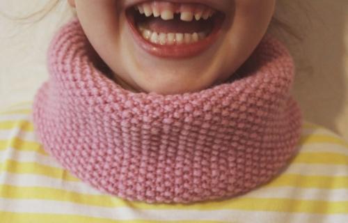 Как связать хомут спицами для ребенка. Особенности вязания спицами шарфа-хомута для девочек