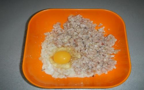 Котлеты из курицы. Куриные котлеты с начинкой из сыра с яйцом