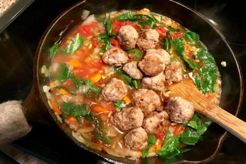 Тушеные куриные котлеты. Как потушить котлеты на сковороде