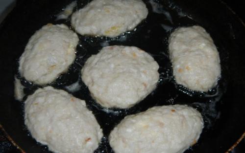 Котлеты из курицы. Куриные котлеты с начинкой из сыра с яйцом