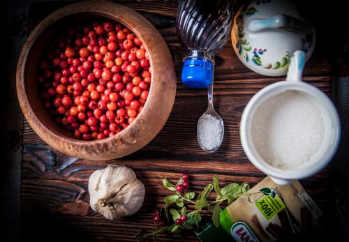 Аджика из красной рябины. Самое время собирать красную рябину: наша находка этого сезона - лесная аджика