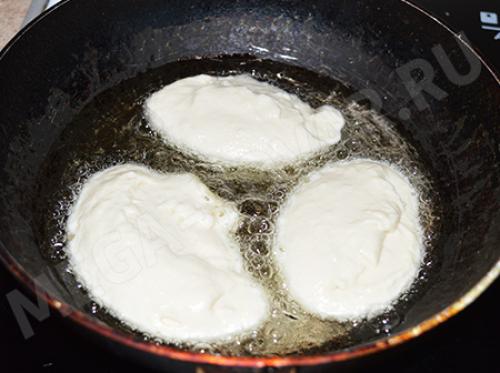 Оладьи на кефире без яиц на дрожжах. Пышные оладьи на кефире без яиц