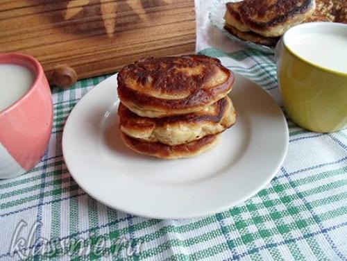 Оладьи на кефире без яиц с яблоками.