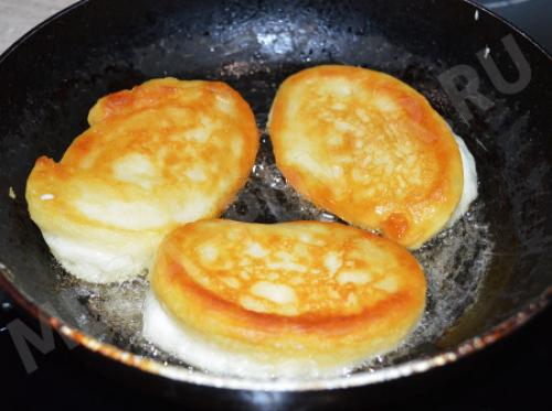 Оладьи на кефире без яиц на дрожжах. Пышные оладьи на кефире без яиц