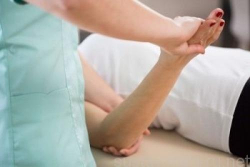 После ушиба болит локоть, что делать. Что делать при ушибах локтя при падении — симптомы и лечение