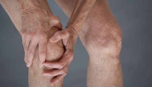 В колене, что то щелкает и болит. Стоит ли беспокоиться, если щелкает колено?