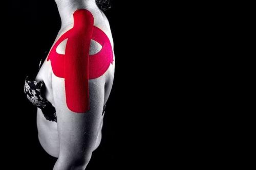 Как правильно наложить кинезио тейп на плечо. При каких травмах плеча необходимо тейпирование