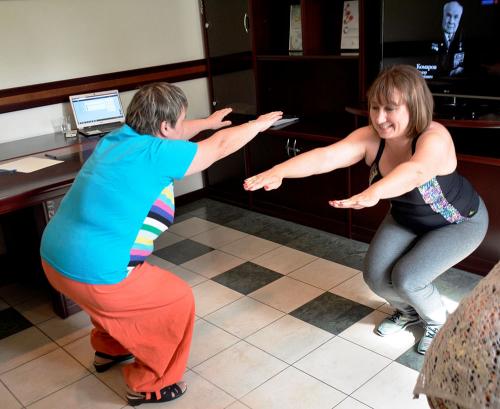 В колене, что то щелкает и болит. Стоит ли беспокоиться, если щелкает колено?