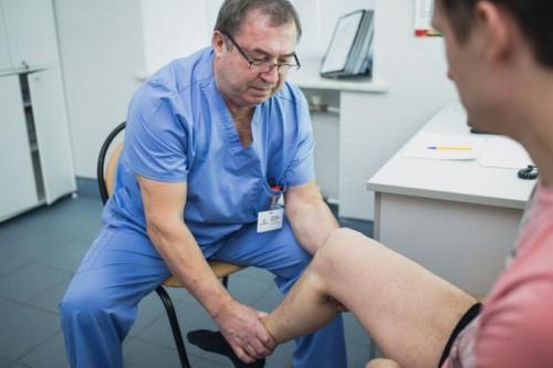 В колене, что то щелкает и болит. Стоит ли беспокоиться, если щелкает колено?