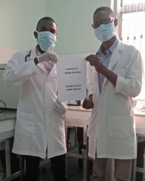 Побудьте дома за вами приедут. Флешмоб врачей: Я остаюсь на работе для вас. Вы же оставайтесь дома для нас (14 фото)