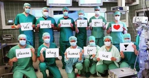 Побудьте дома за вами приедут. Флешмоб врачей: Я остаюсь на работе для вас. Вы же оставайтесь дома для нас (14 фото)