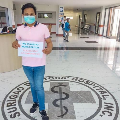 Побудьте дома за вами приедут. Флешмоб врачей: Я остаюсь на работе для вас. Вы же оставайтесь дома для нас (14 фото)