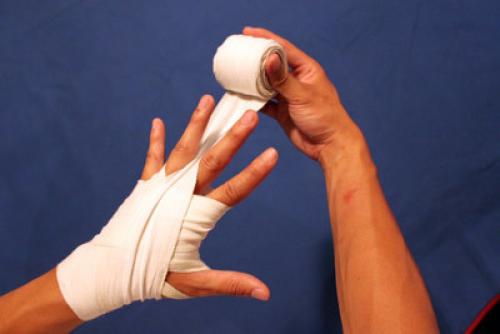 Как забинтовать большой палец на руке. Как забинтовать палец на руке и ноге, правильная перевязка бинтом, как зафиксировать руку эластичной повязкой